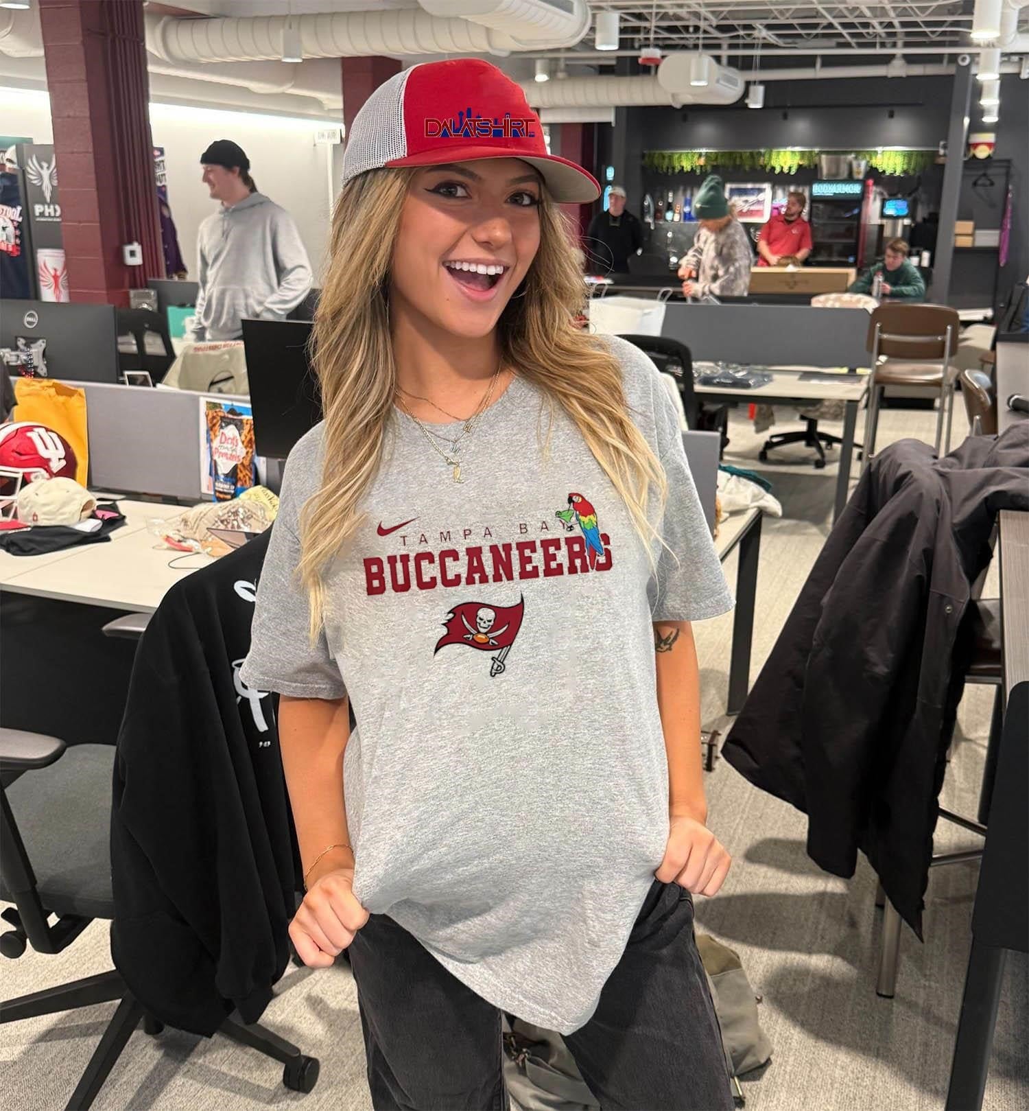 Tampa Bay Buccaneers Parrot Drinking Cocktail Flag Logo shirt