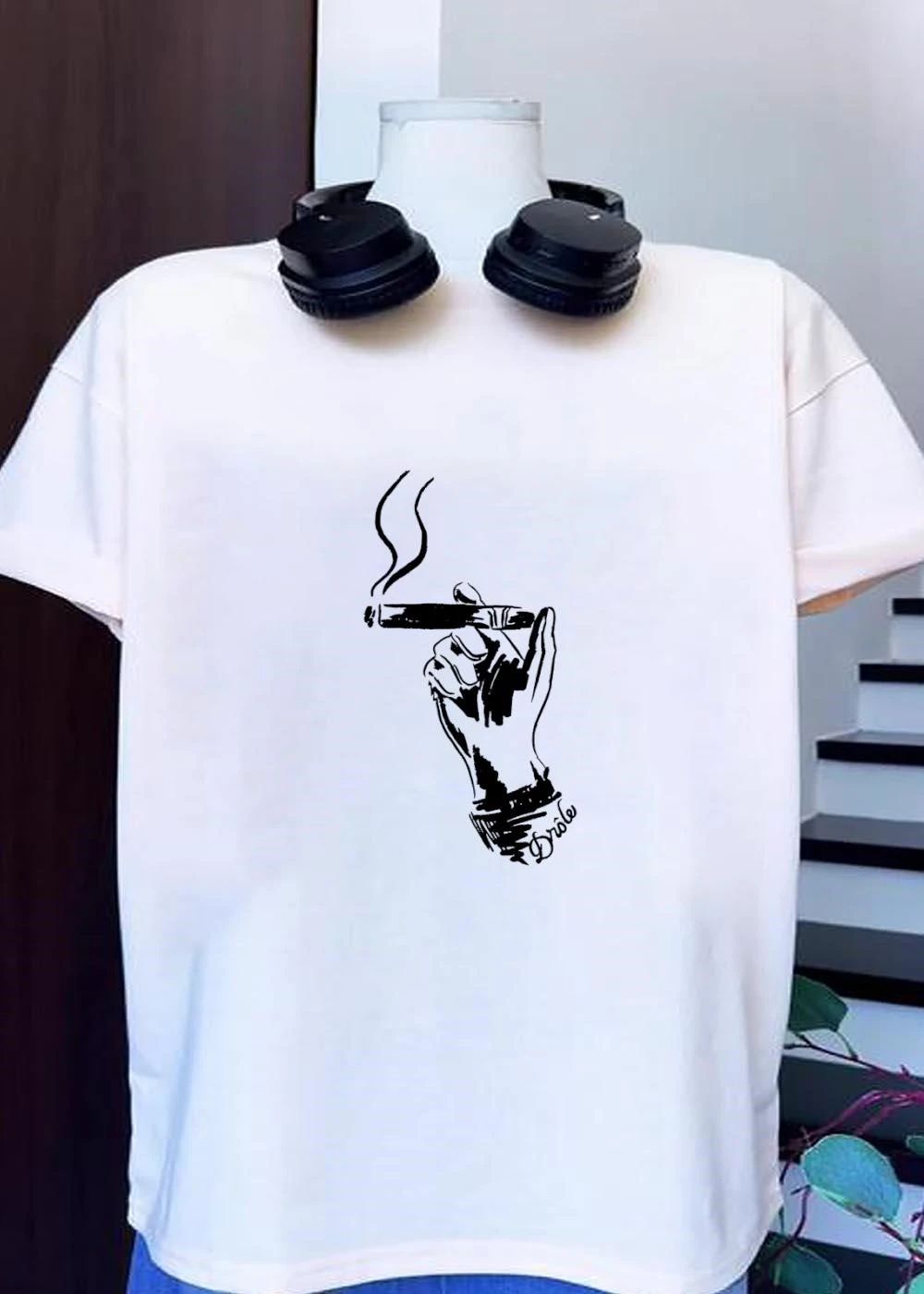 Drôle Hand Holding a Smoking Cigar T-Shirt