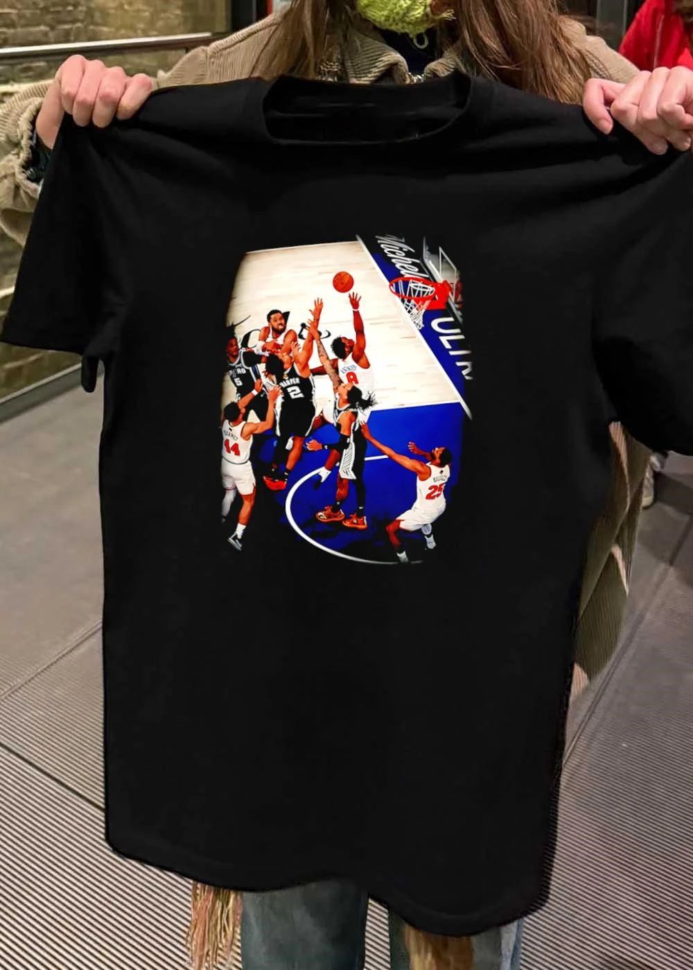 Basketball Players Jumping for Rebound at the Hoop’ HARPER 2, A. BROOKS 8, BRIDGES 25, SPURS 5, 44′ Spurs Knicks T-Shirt