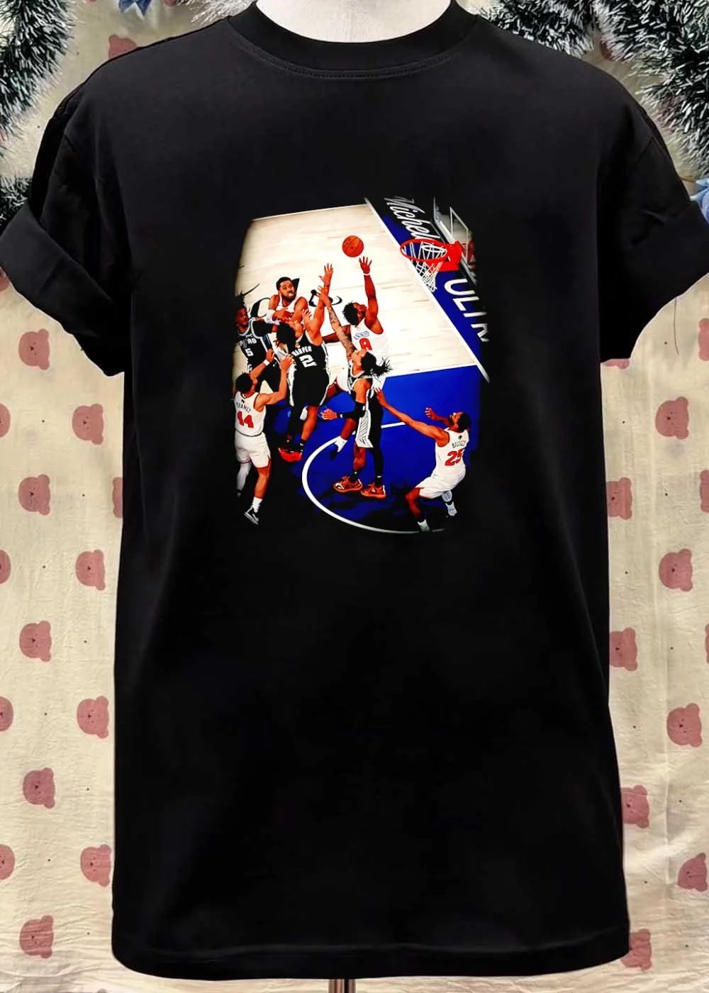 Basketball Players Jumping for Rebound at the Hoop’ HARPER 2, A. BROOKS 8, BRIDGES 25, SPURS 5, 44′ Spurs Knicks T-Shirt