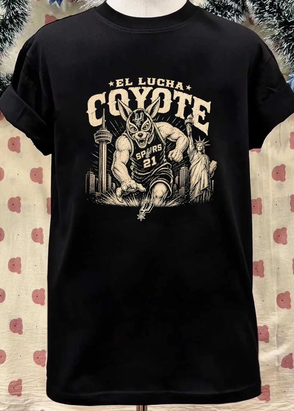 El Lucha Coyote Spurs 21 San Antonio Tower Statue of Liberty T-Shirt